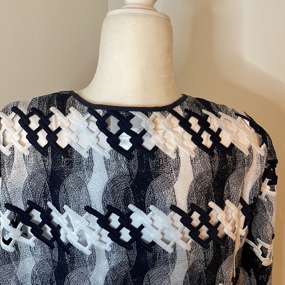 Alfred Dunner lace black & white size medium 2-in-1 top whit attached necklace - Picture 7 of 10